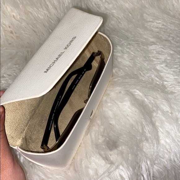 Michael Kors sunglasses with White case - Picture 9 of 9